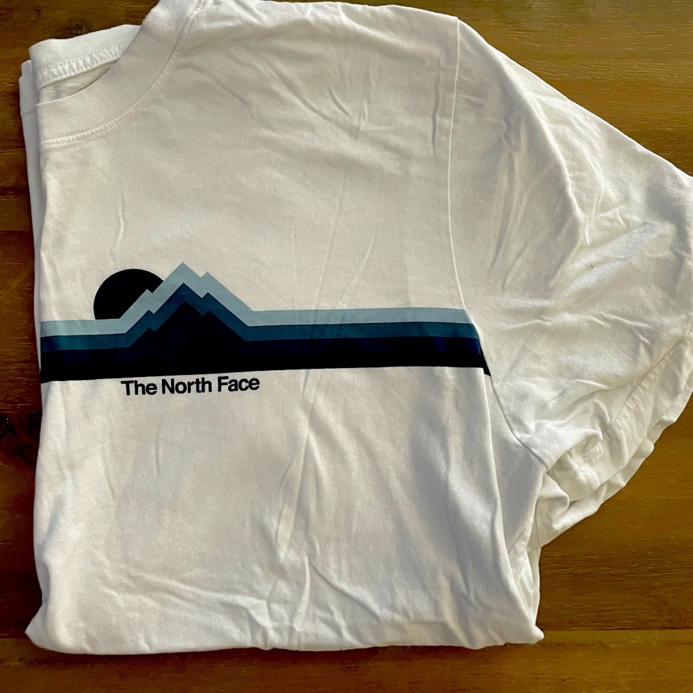 Men’s North Face t-shirt
